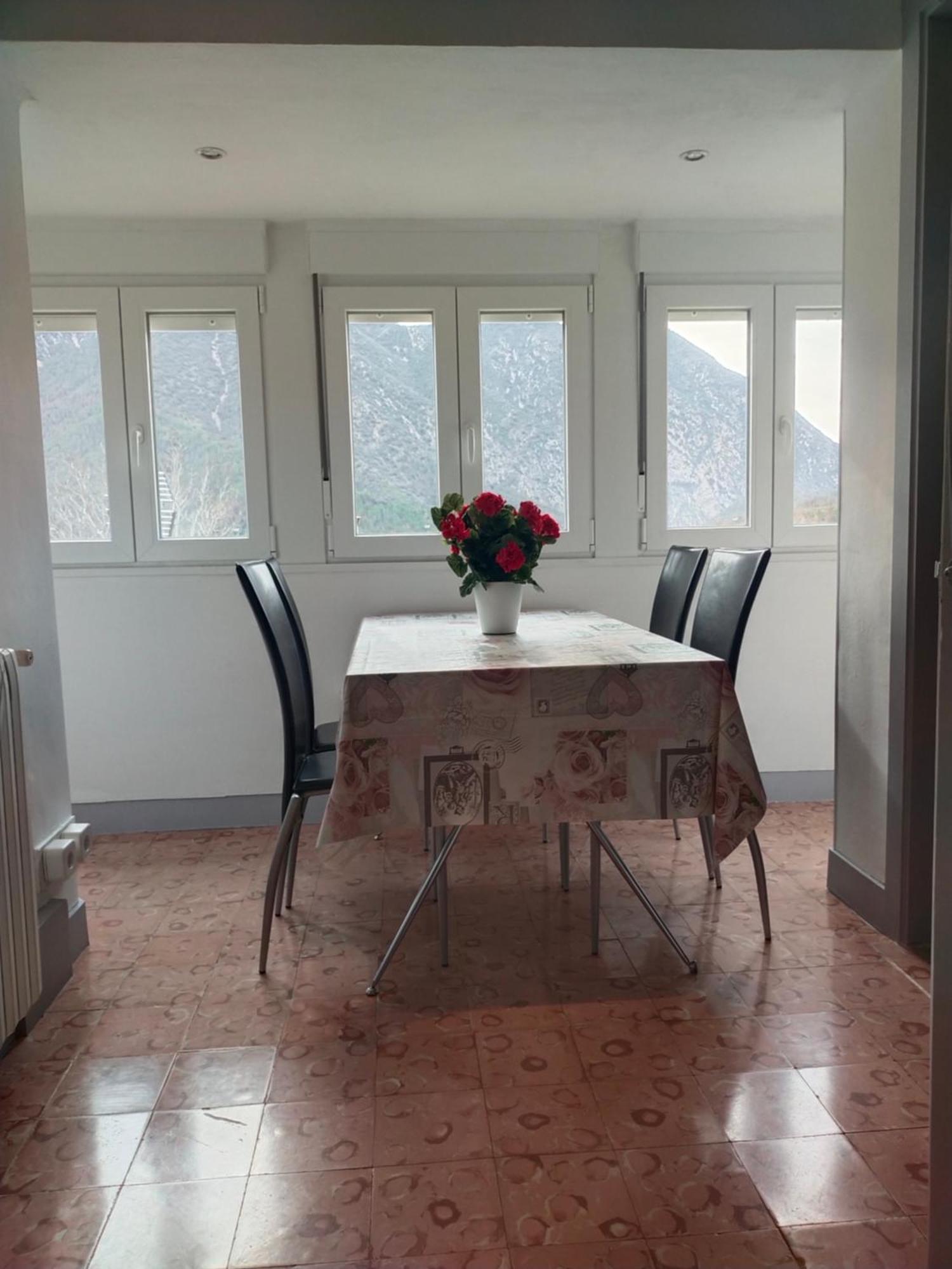 Dinosaur House Apartment Coll de Nargó Екстериор снимка